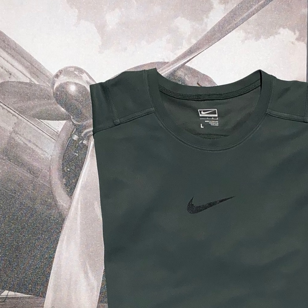 Nike Dri Fit Performance Shirt Sleeve Shirt